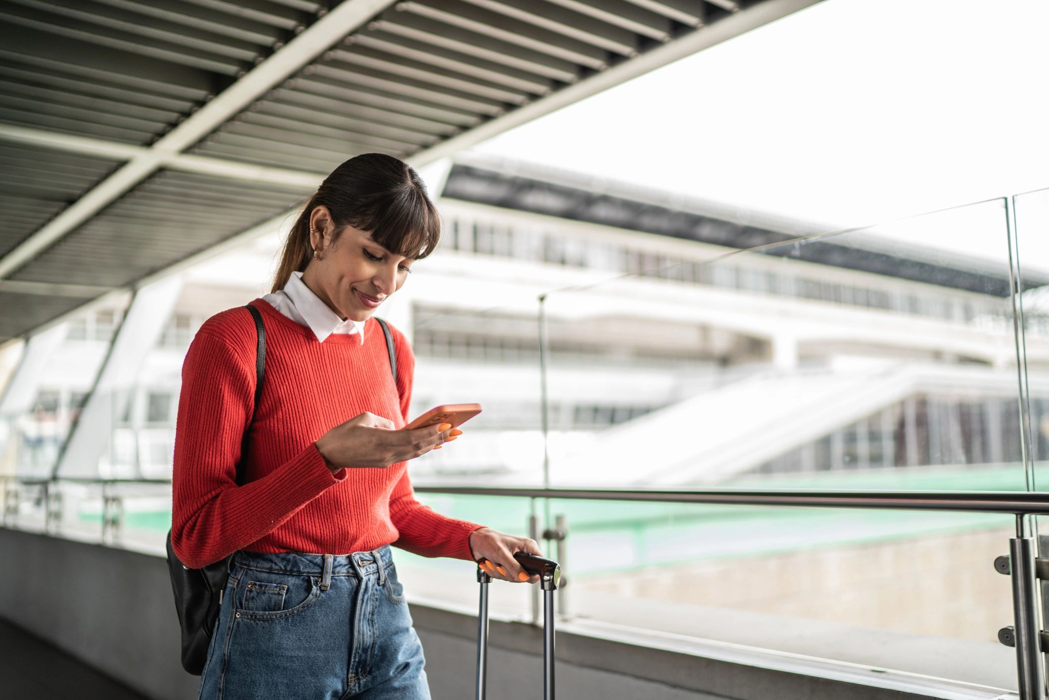 Traveler using a smartphone while on the go